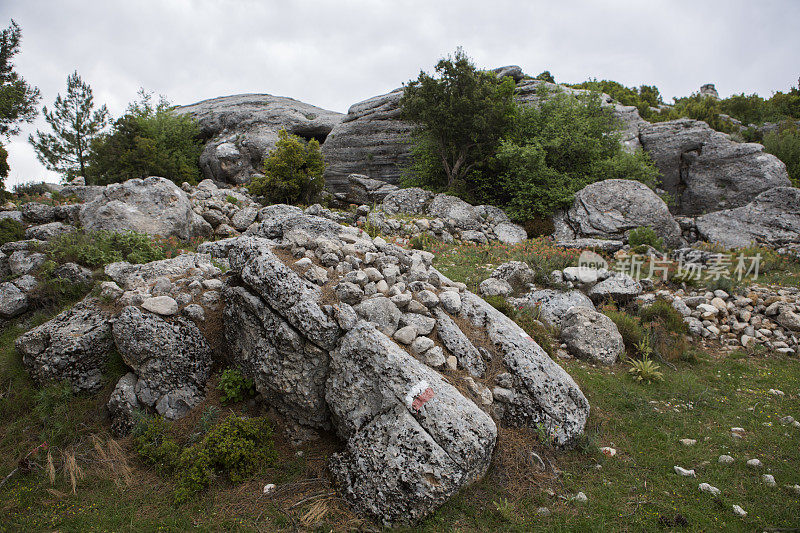 著名的利西亚路行人步行标记之间的fethiye到kas mugla turkey